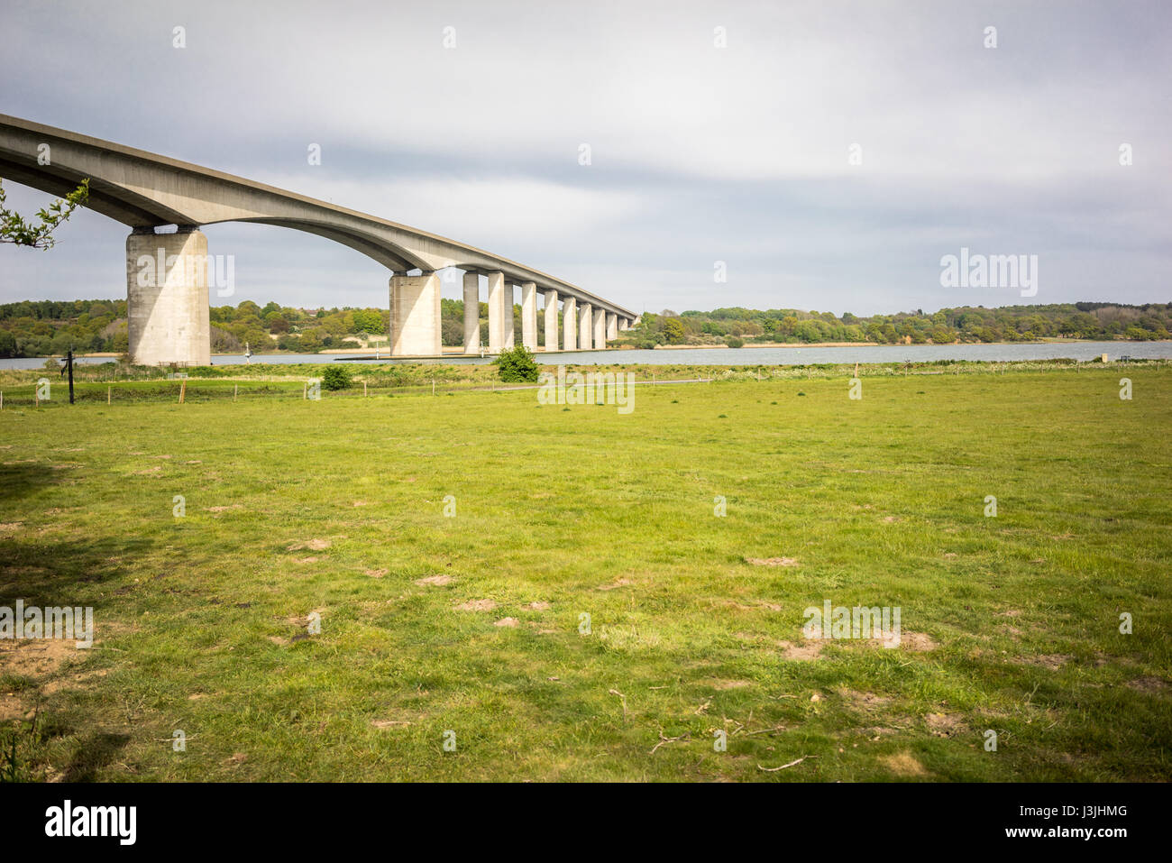 Die Orwell-Brücke für den Straßenverkehr im Jahr 1982 eröffnet und führt die A14 (dann A45) über den River Orwell südlich von Ipswich in Suffolk, England. Stockfoto