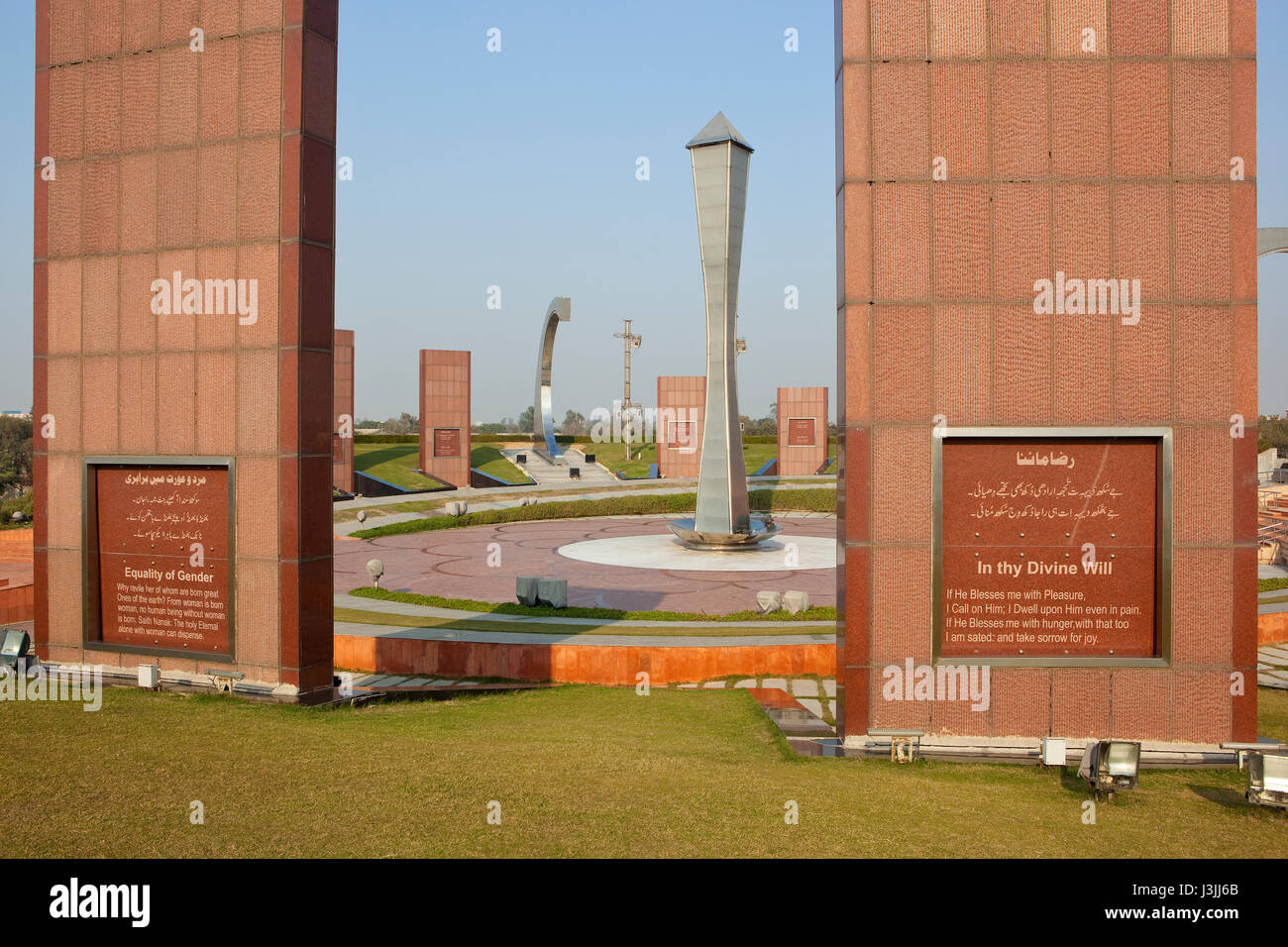 Denkmal-Gärten von Guru Teg Bahadhur in modernem Design unter blauem Himmel in der Nähe von Delhi Indien Stockfoto