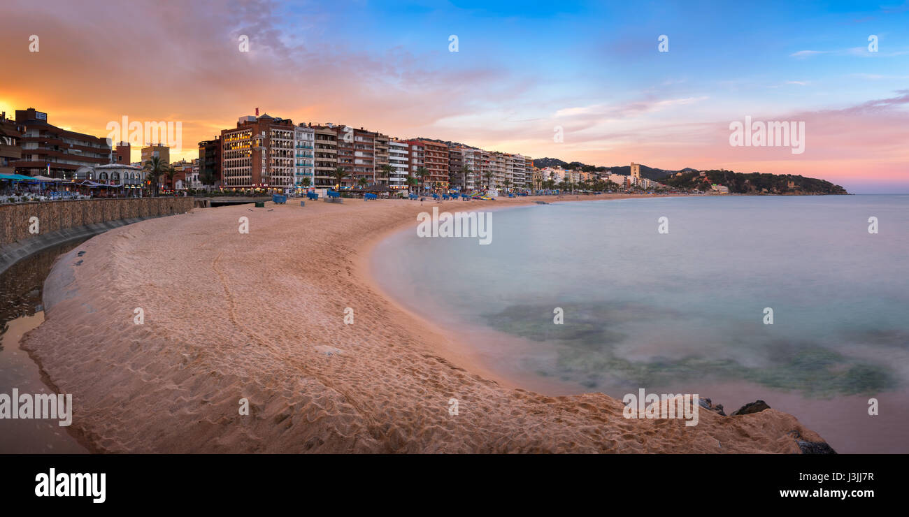 LLORET DE MAR, Spanien - 20. Juni 2016: Panorama von Lloret de Mar direkt am Meer in Katalonien, Spanien. Lloret de ist Mar beliebteste Ferienort der Costa Brava und loc Stockfoto