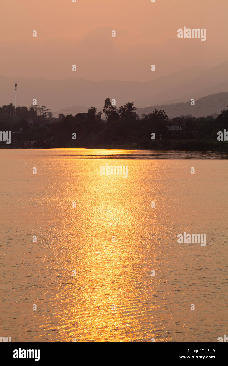 Blick von Thien Mu Pagode, den Sonnenuntergang über Parfüm-Fluss Stockfoto
