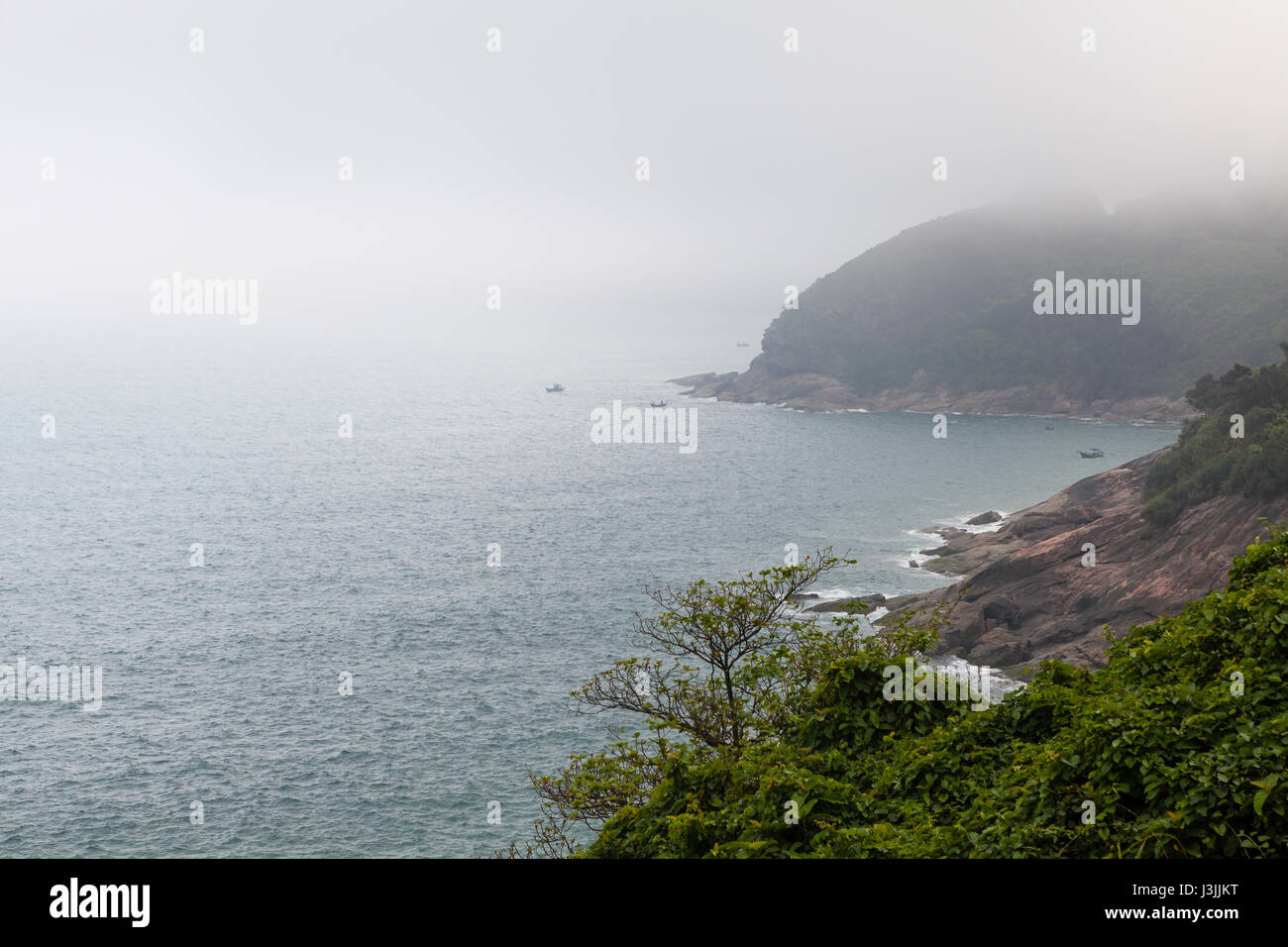 Lagune Cau Hai. Blick aus einem der schönsten Eisenbahnstrecke von Hue nach Da Nang Stockfoto