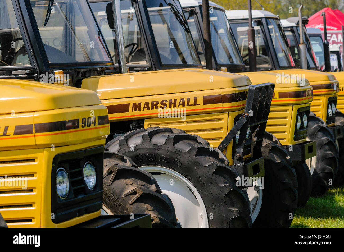 Reihe von gelben Marshall Traktoren bei einer Landwirtschaftsausstellung. Stockfoto