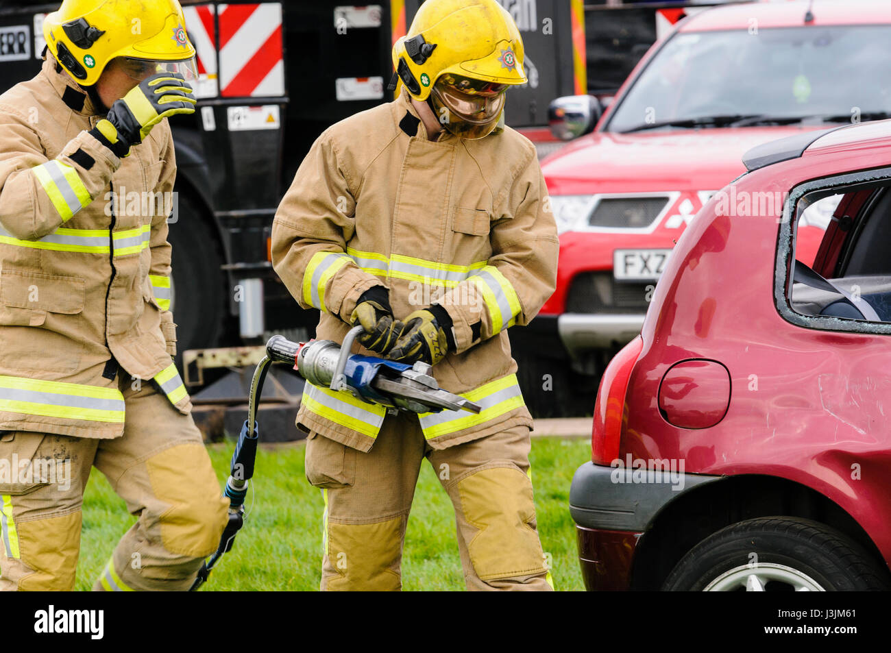 Firecrew aus Nordirland Feuer und Rettung Service zeigen, wie hydraulische Schneidausrüstung verwenden, um eine eingeschlossene Fahrer aus dem Auto nach frei ein Stockfoto