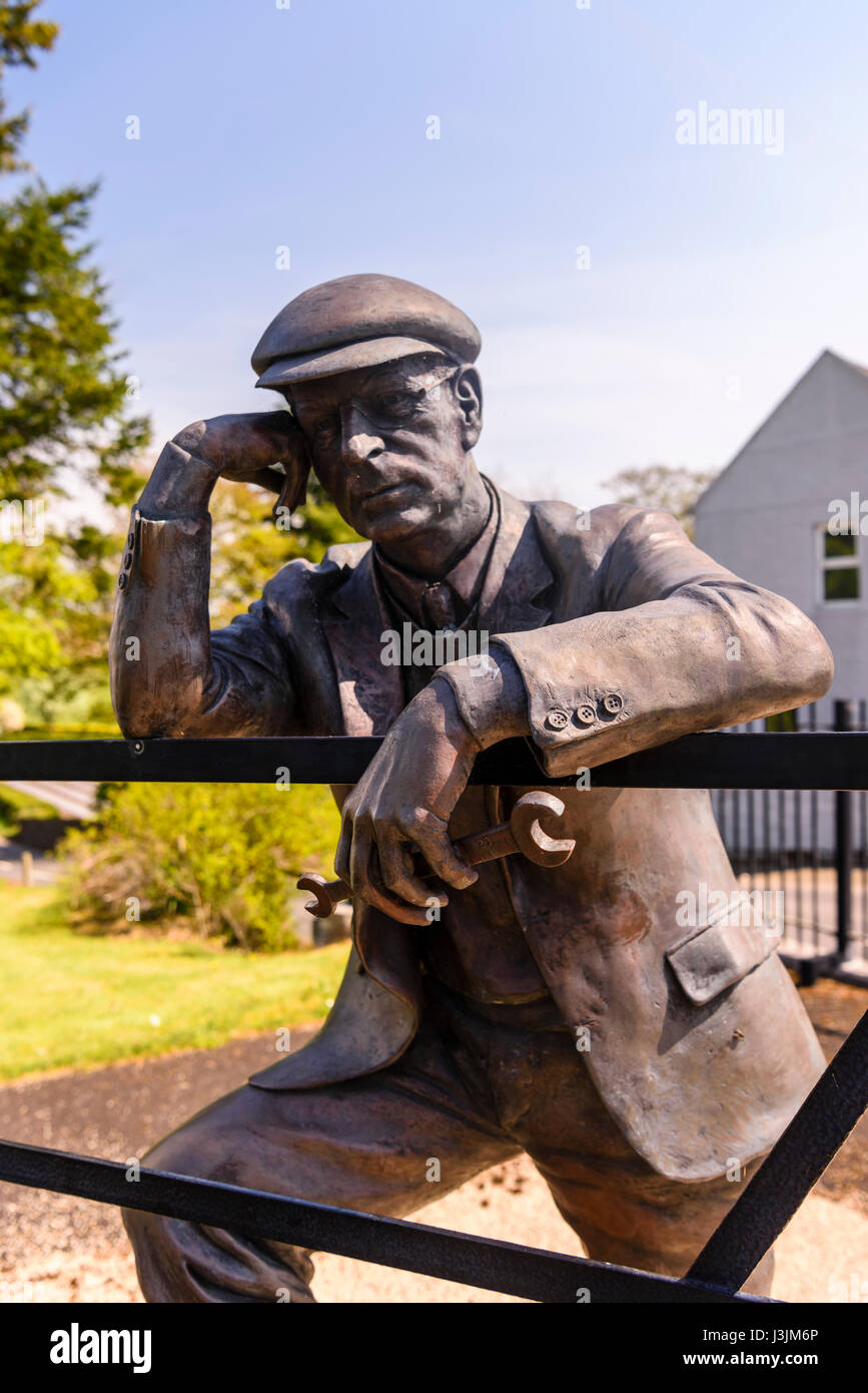 Bronzestatue von Harry Ferguson in seinem Memorial Garden. Gromore, Dromore, County Down, Nordirland. Stockfoto