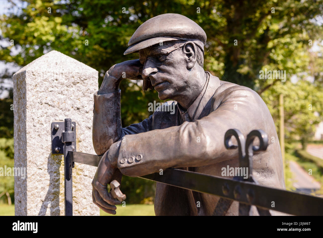 Bronzestatue von Harry Ferguson in seinem Memorial Garden. Gromore, Dromore, County Down, Nordirland. Stockfoto
