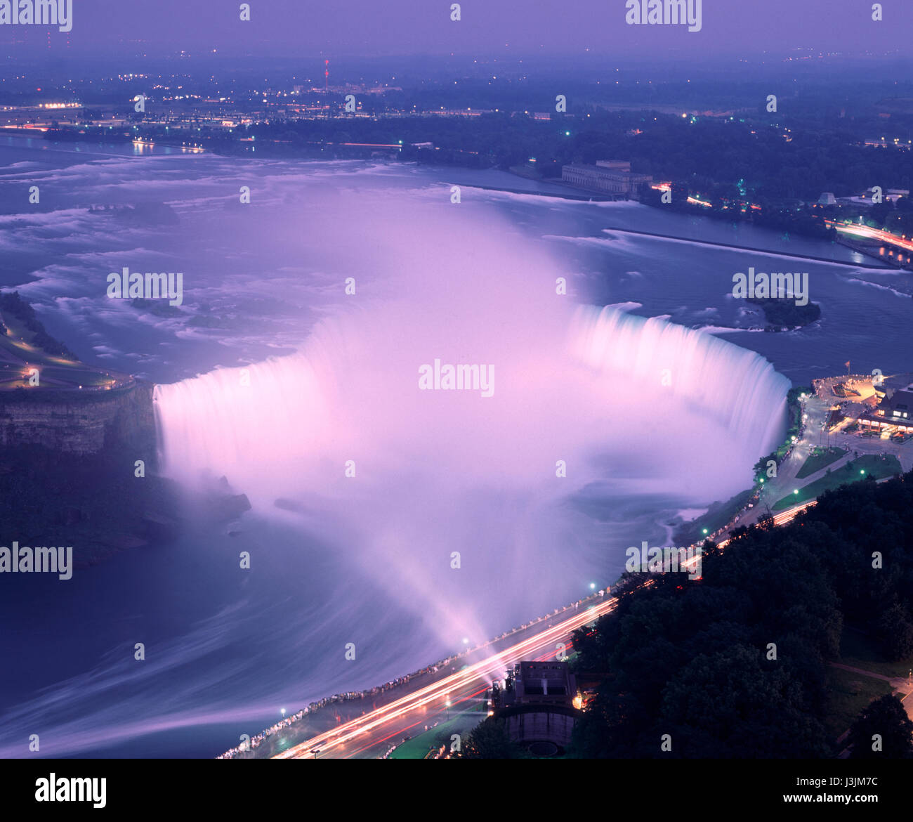 Niagara-Fälle beleuchtet in der Nacht, Ontario, Kanada Stockfoto