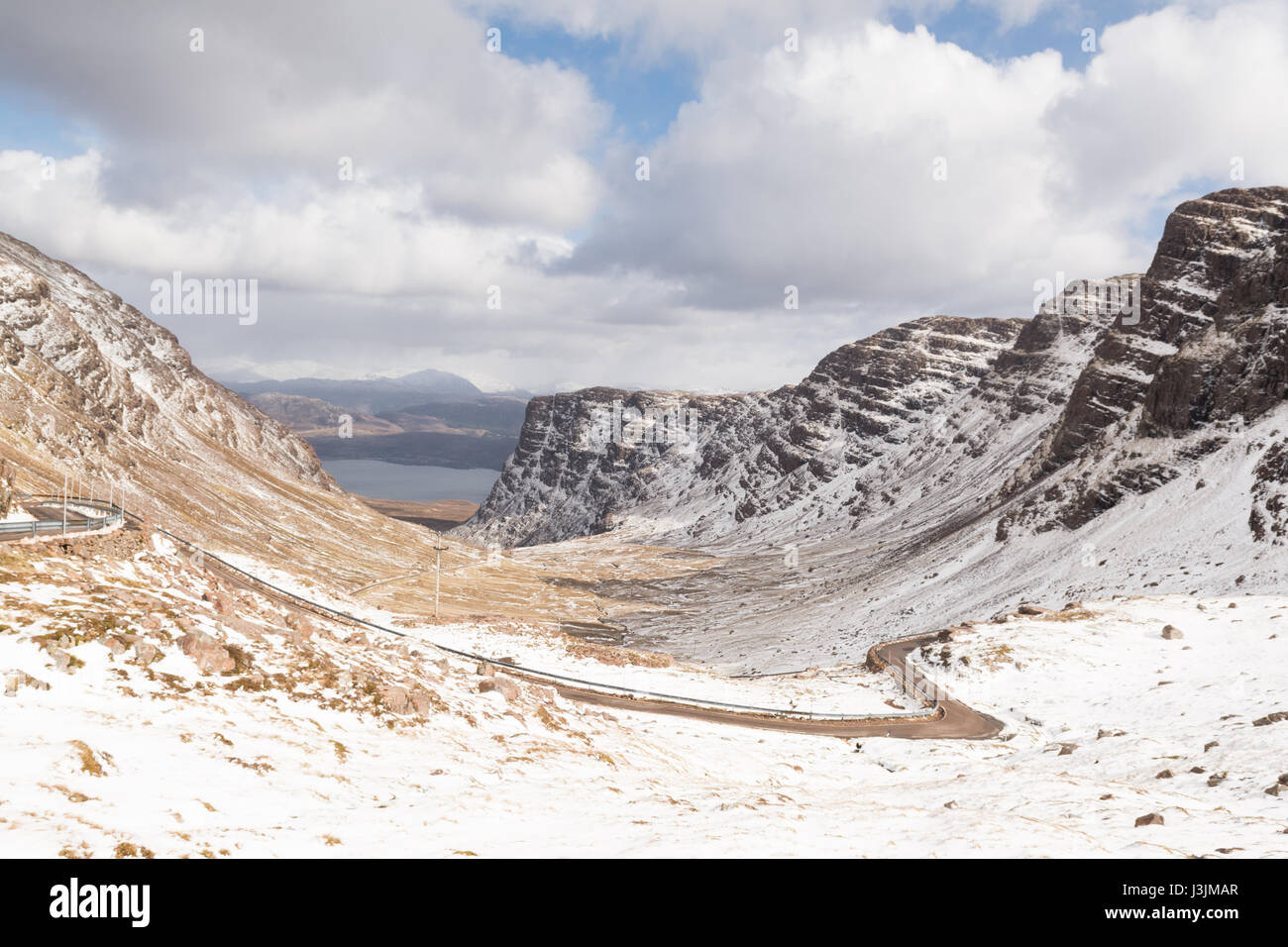 North Coast 500 - Bealach Na Ba Straße mit Frühlingsschnee Stockfoto