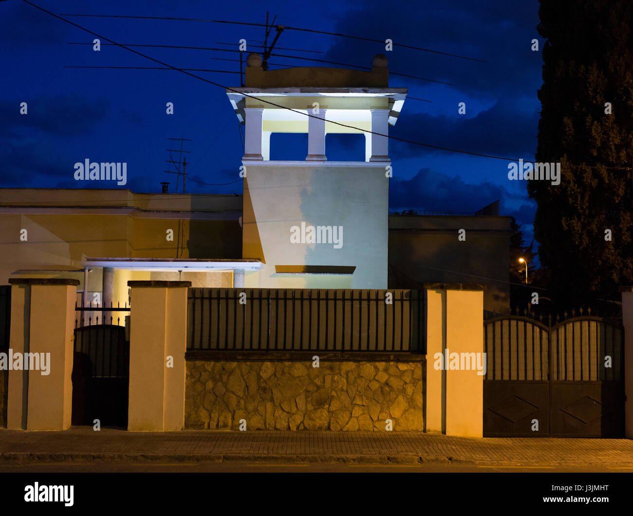 Ein Hausdesign in Portale Hills, Mallorca, Spanien, die aussieht wie ein Gesicht, wenn die Lichter ausgeschaltet werden nach innen. Stockfoto