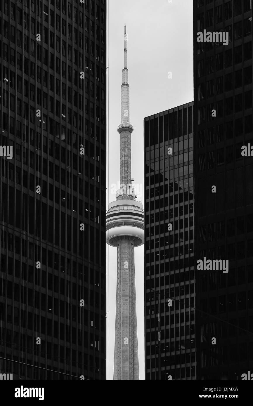 Foto des CN Tower zwischen Gebäude in Toronto Stockfoto