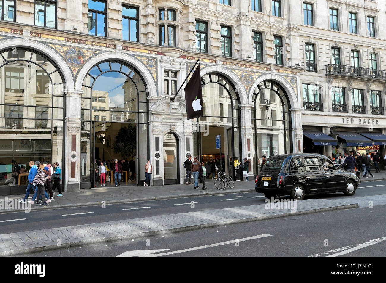AUßENANSICHT DES MENSCHEN AUßERHALB DER REGENTS STREET APPLE SPEICHERN IN MAYFAIR, WEST LONDON UK WC1B KATHY DEWITT Stockfoto