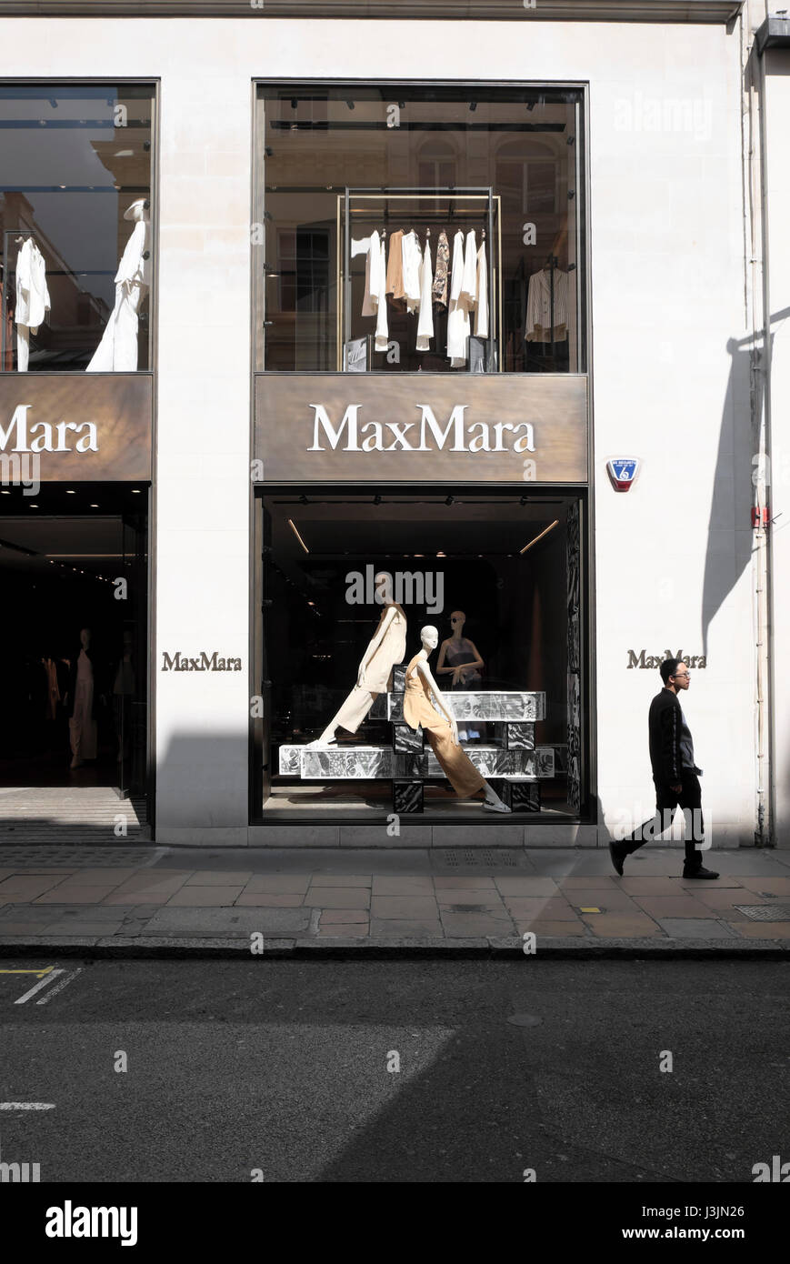 Außenansicht von Schaufensterpuppen im Fenster MaxMara Old Bond Street in London W1 KATHY DEWITT speichern Stockfoto