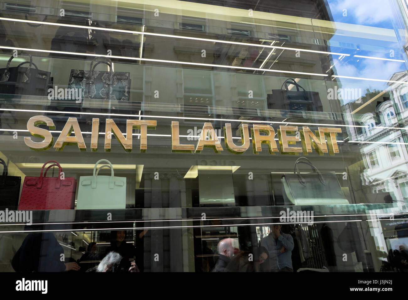 Designer Saint Laurent Verkauf von Handtaschen in Fenster store Exterieur im Old Bond Street, Mayfair, London W1S KATHY DEWITT Stockfoto