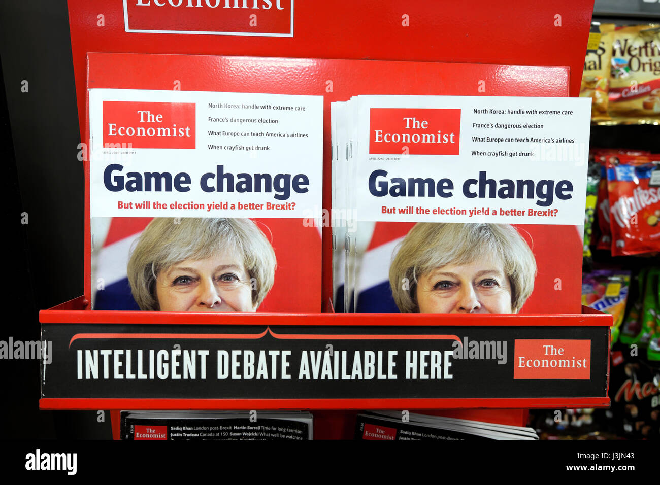 PM Theresa May re Juni 2017 Wahl auf der Titelseite von The Economist Magazin "Change Game" zum Verkauf am Kiosk Kiosk London UK KATHY DEWITT Stockfoto