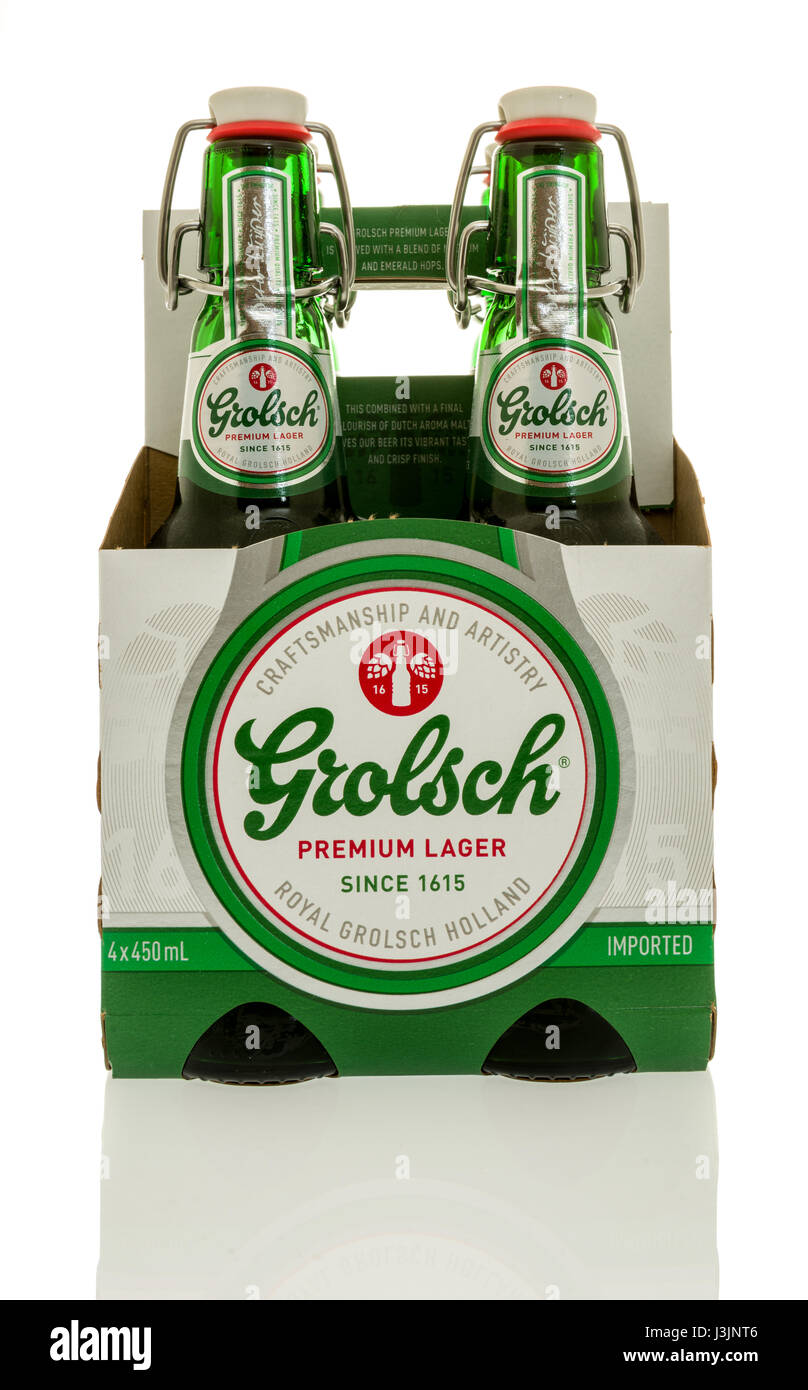 Winneconne, Wisconsin - 28. April 2017: ein Paket von Grolsch Premium Lager Bier mit Flip-Top auf einem isolierten Hintergrund. Stockfoto