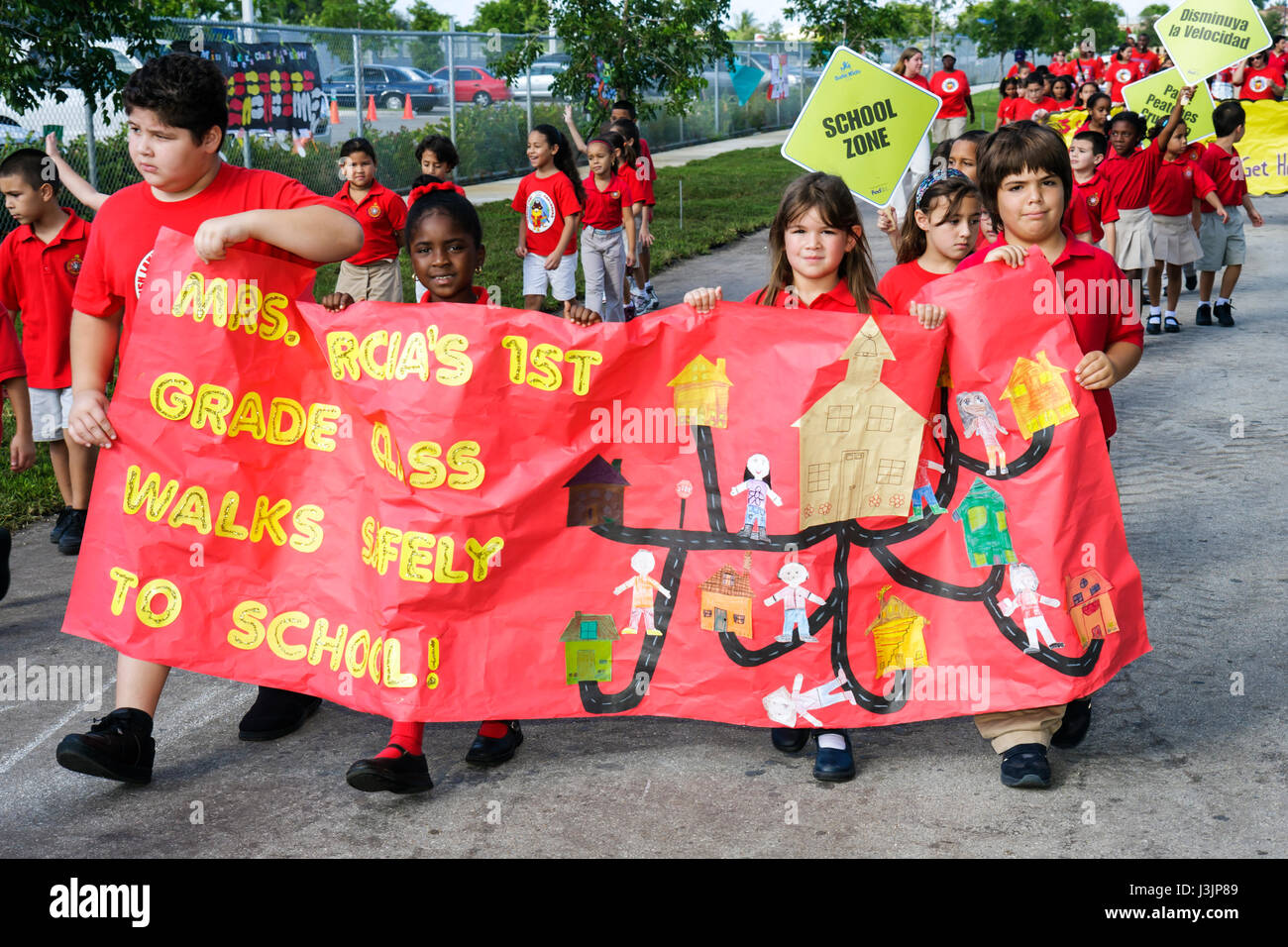 Miami Florida, Grundschule am spanischen See, Internationaler Spaziergang zum Schultag, Studenten Bildung Schüler Jugend, Sicherheitsposter Wettbewerb, Parade, Hisp Stockfoto