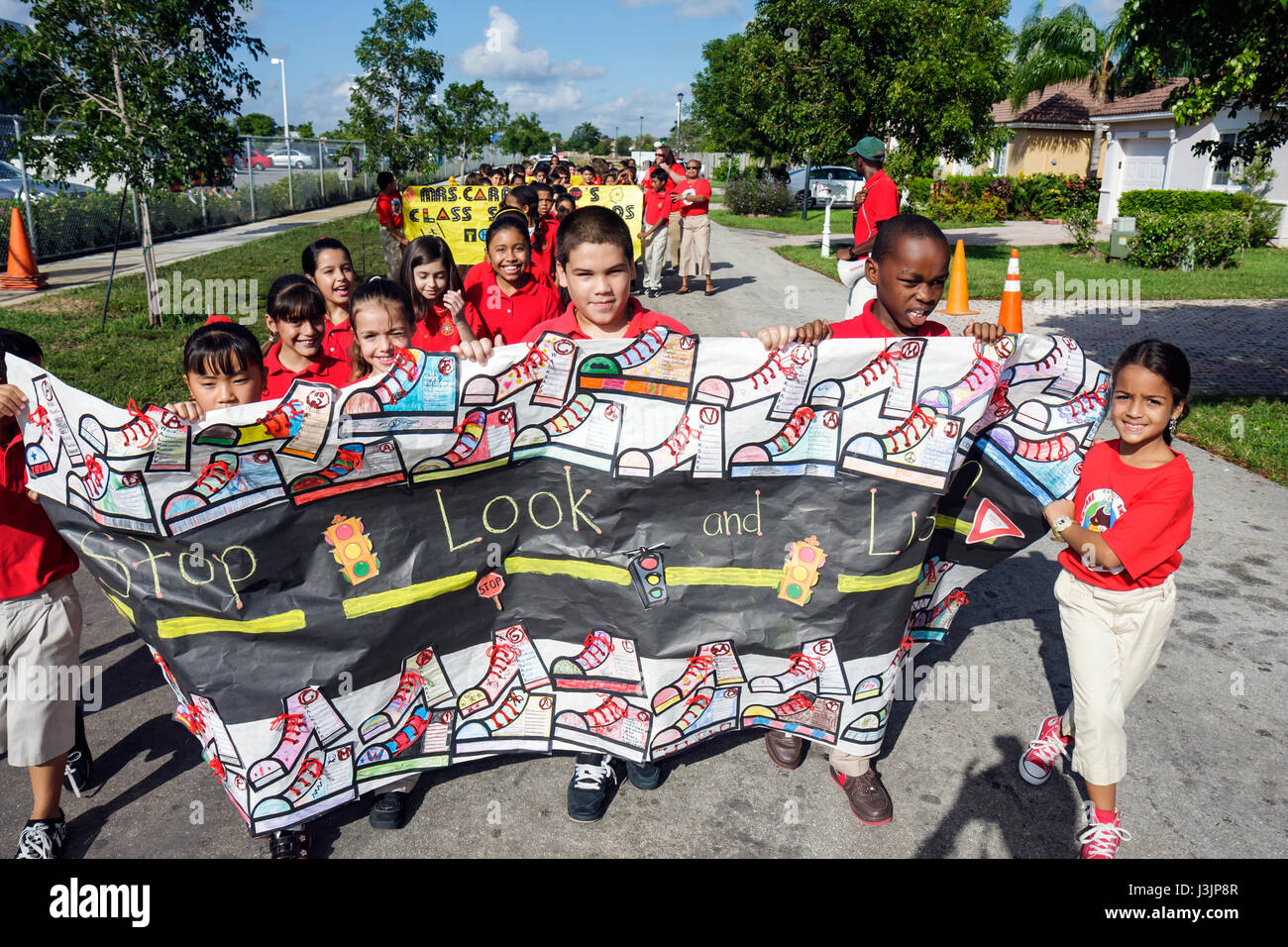 Miami Florida, Spanish Lake Elementary School, Internationaler Spaziergang zum Schultag, Studenten Bildung Schüler Jugend, Sicherheitsposter Wettbewerb, Parade, mult Stockfoto