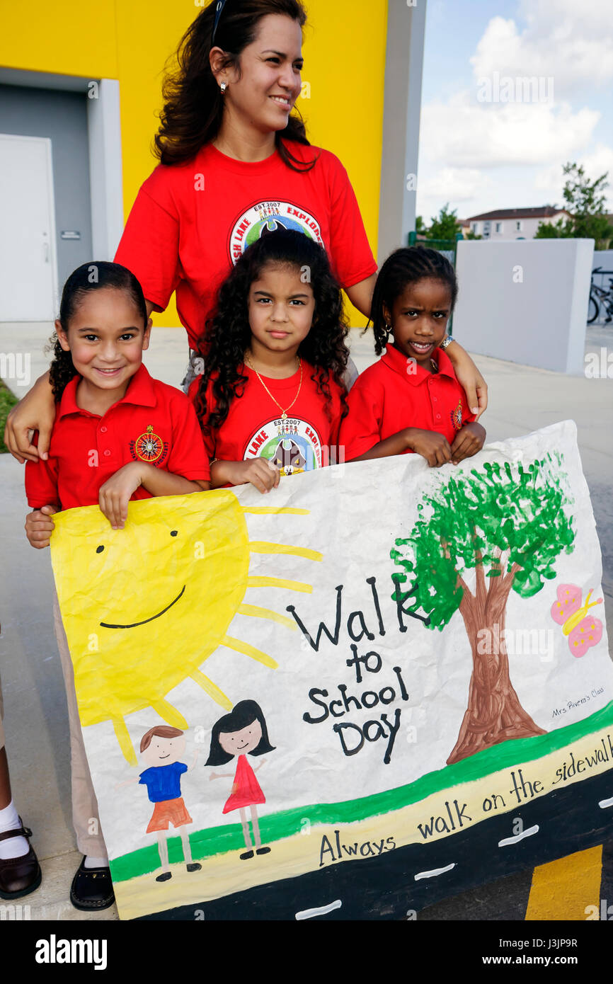 Miami Florida, Grundschule am spanischen See, Internationaler Spaziergang zum Schultag, Studenten Bildung Schüler Jugend, Sicherheitsposter Wettbewerb, Parade, Hisp Stockfoto