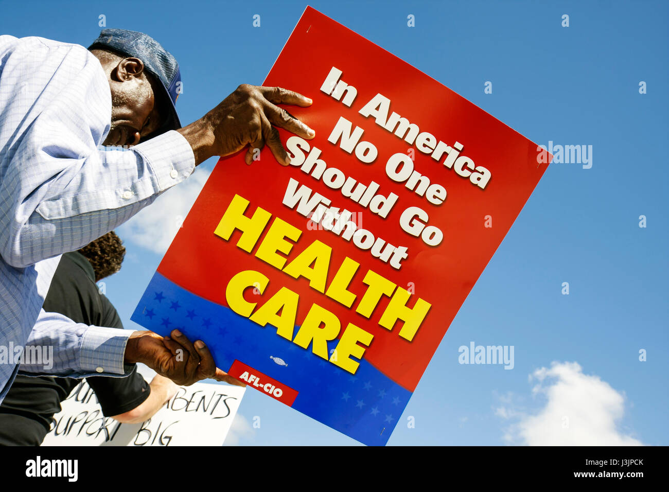 Miami Florida, die Handelskammer von Miami, das Kongress-Forum, der Protest politischer Kandidaten, Protestierende, Schilder halten, Männer von Schwarzen, Aktivist, heilen Stockfoto