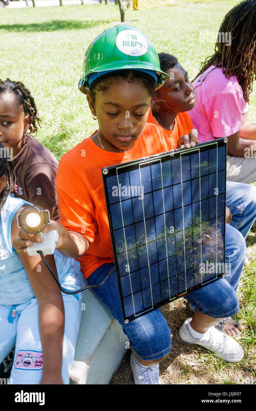 Miami Florida, Coconut Grove, Pfauenpark, Clean Energy Rally, Klimawandel der globalen Erwärmung, Sonnenkollektoren der Gemeinde, Panels, elektrisches Licht, Schwarze Mädchen Stockfoto