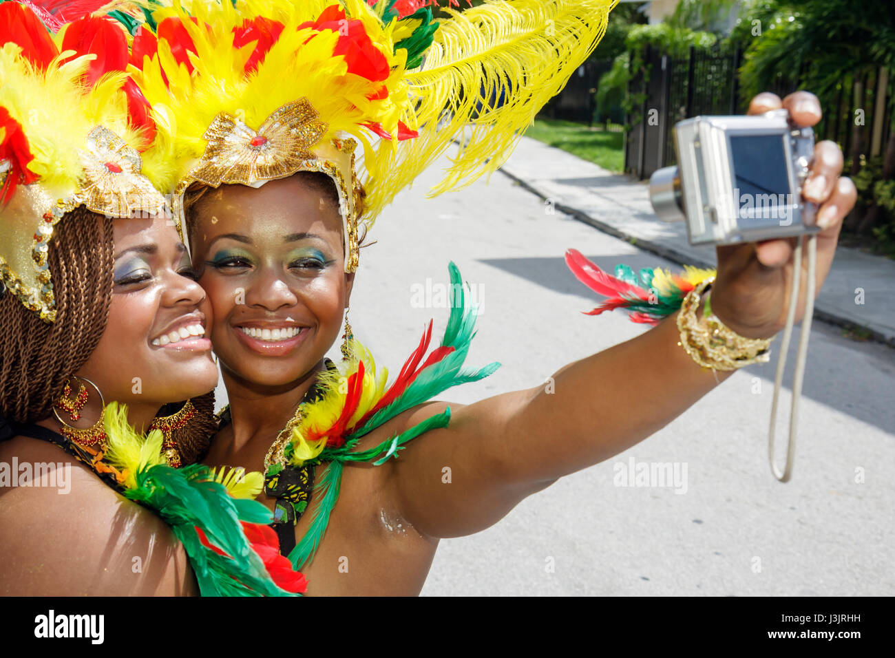 Miami Florida, NE Second 2nd Avenue, Miami Caribbean Carnival, farbenfrohe Kostüme, Festival, Festivals, Parade, schwarze Frau weibliche Frauen, Kopfschmuck, Federn, fol Stockfoto
