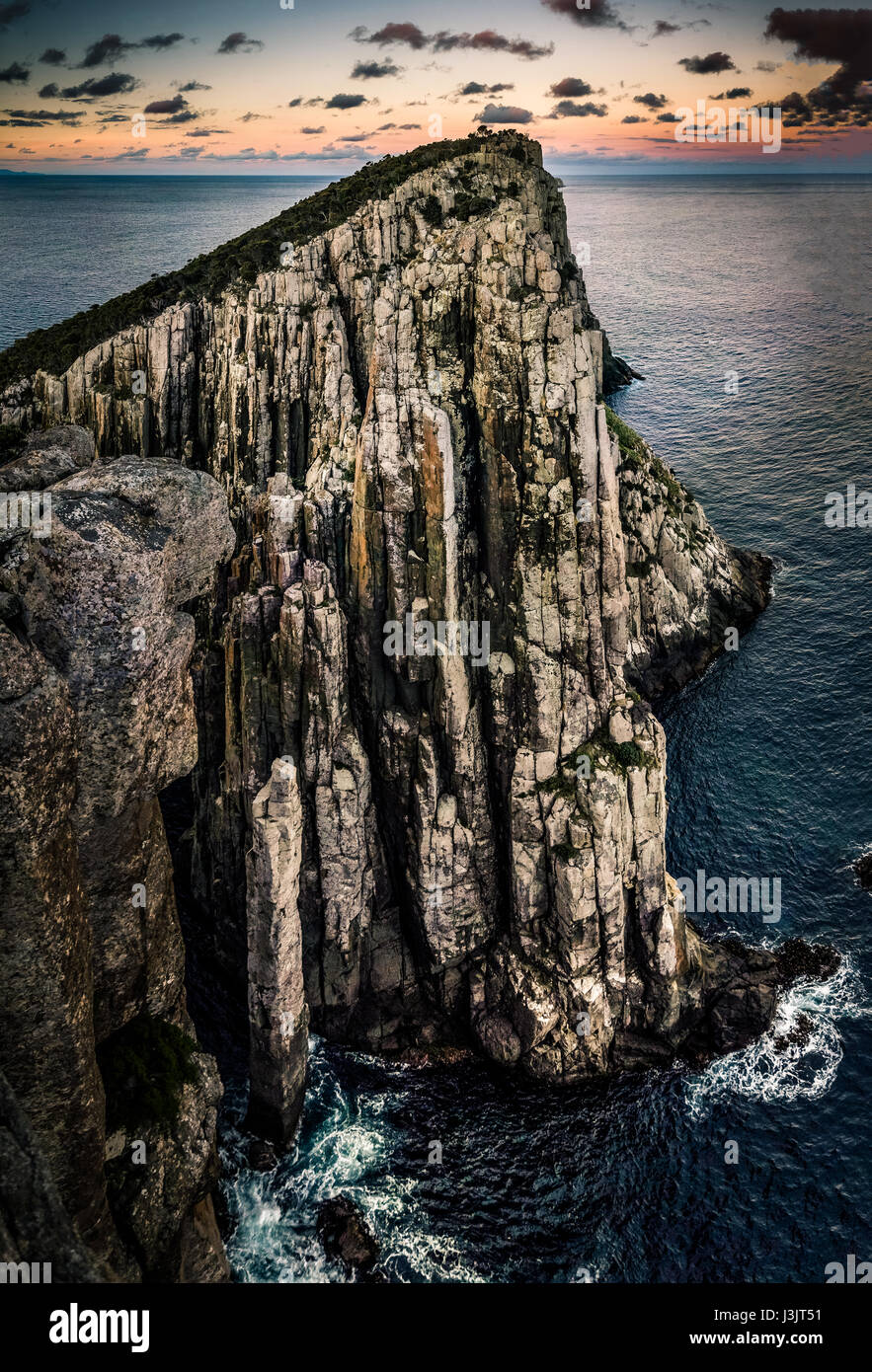 Blick von der Spitze des Cape Hauy zum Totempfahl und Kerze Stockfoto