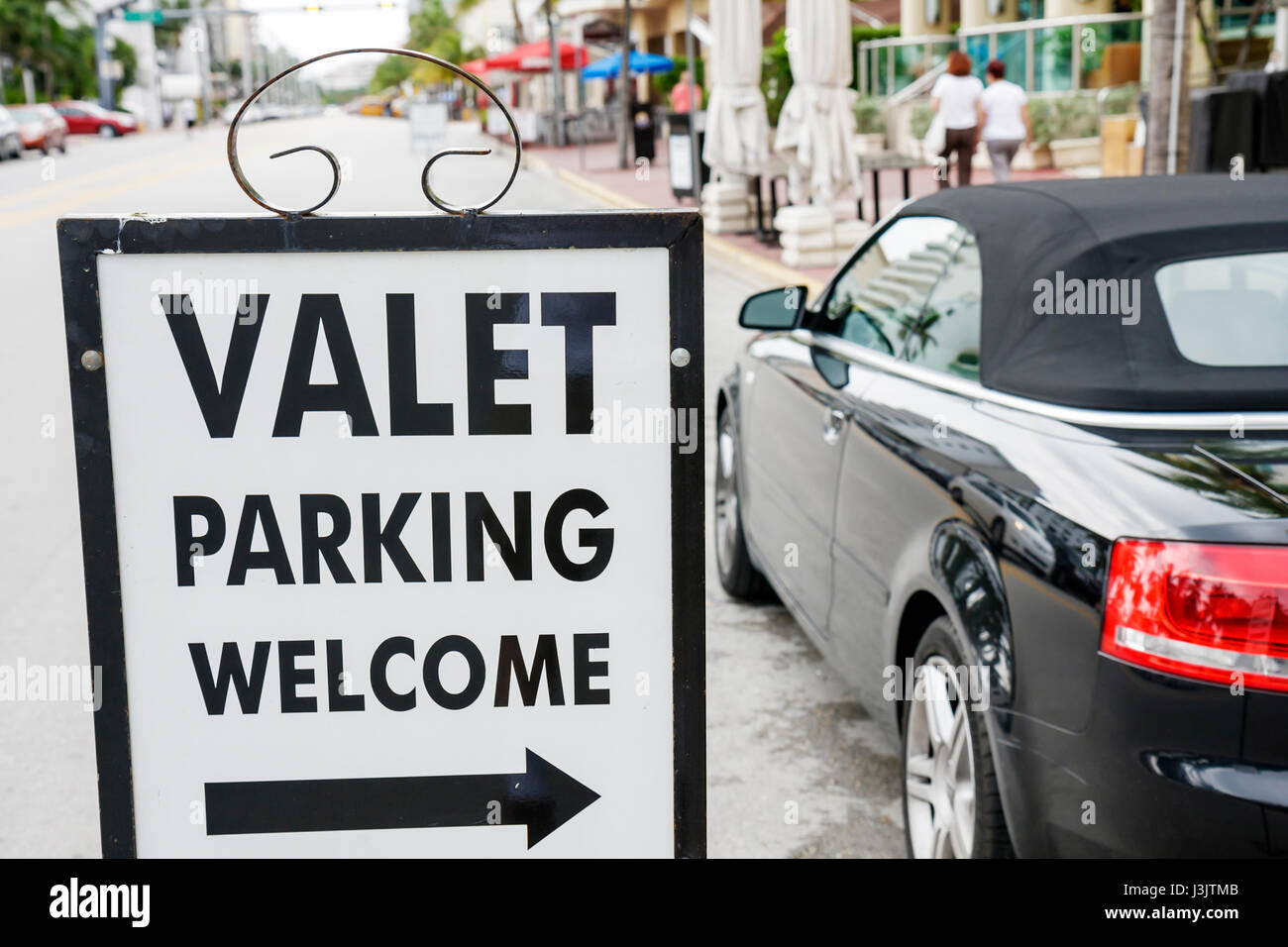 Miami Beach Florida, Ocean Drive, Schild, Cabriolet, schwarzes Auto, Auto, Parkservice, Straße, Begrüßung, Service, FL081026094 Stockfoto