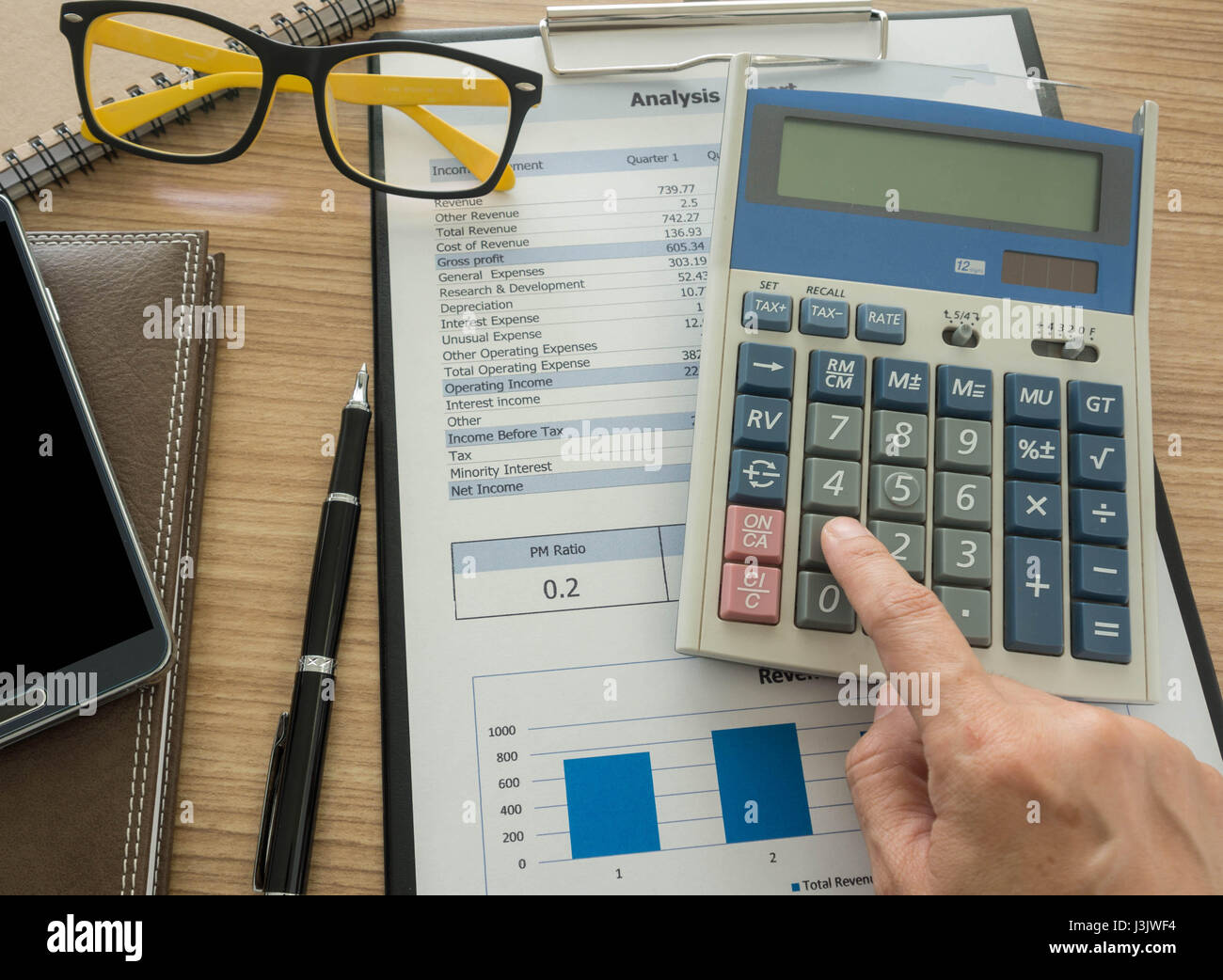 Buchhalter, die Berechnung der Zahlen, die Verwendung eines Taschenrechners. Stockfoto