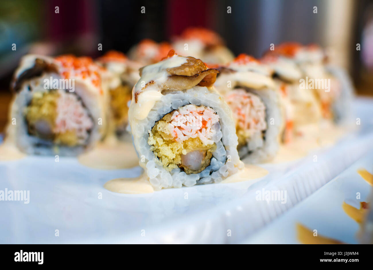 Meer Aal Sushi-Rollen auf einem Teller serviert Stockfoto