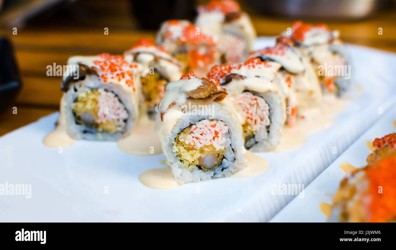 Meer Aal Sushi-Rollen auf einem Teller serviert Stockfoto