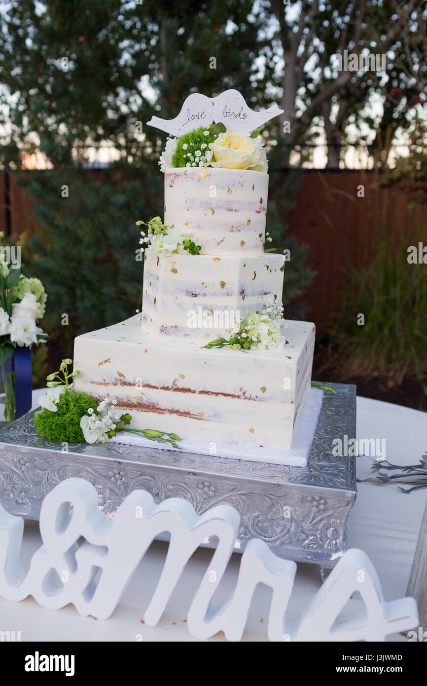 Hochzeitstorte mit Gold Flocken Stockfoto