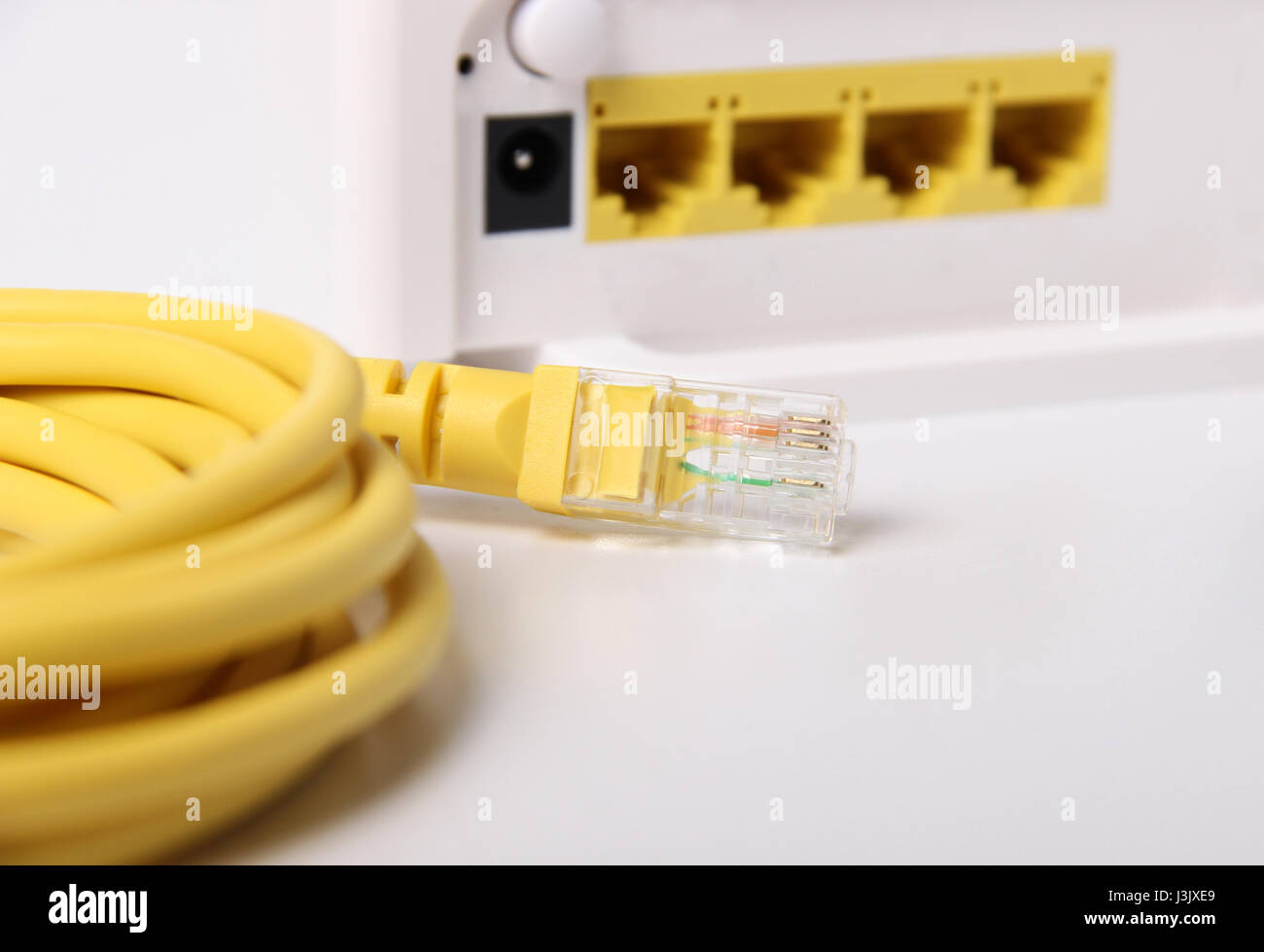 Netzwerk-Switches und Kabel Stockfoto