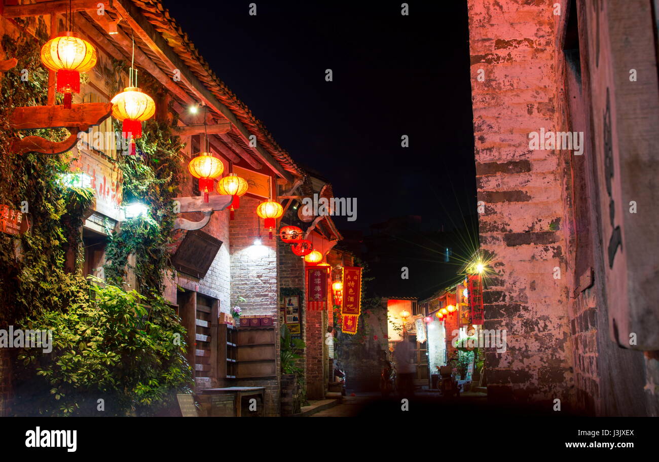 HUZHOU, CHINA - 2. Mai 2017: Huang Yao antike Stadt Straße in Zhaoping, Guangxi Provinz. Nachtansicht des traditionellen chinesischen Stadt Architektur w Stockfoto