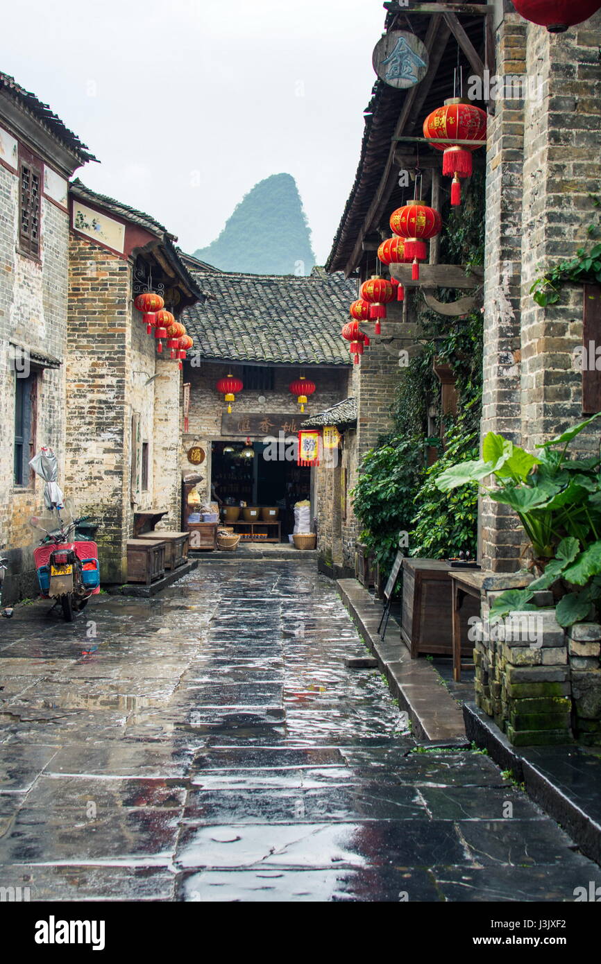 HUZHOU, CHINA - 3. Mai 2017: Huang Yao die antike Stadt Zhaoping county, Provinz Guangxi. Traditionelle chinesische Architektur und Straßendekoration Stockfoto