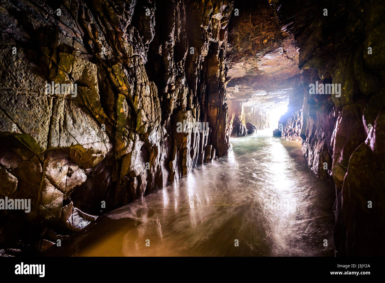 Bemerkenswerte Höhle am Tasman Halbinsel, Tasmanien Stockfoto