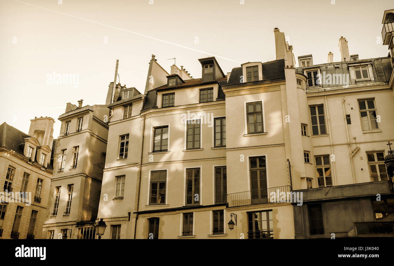 Typische Wohnung Gebäude in Paris, Frankreich. Horizontales Bild Stockfoto