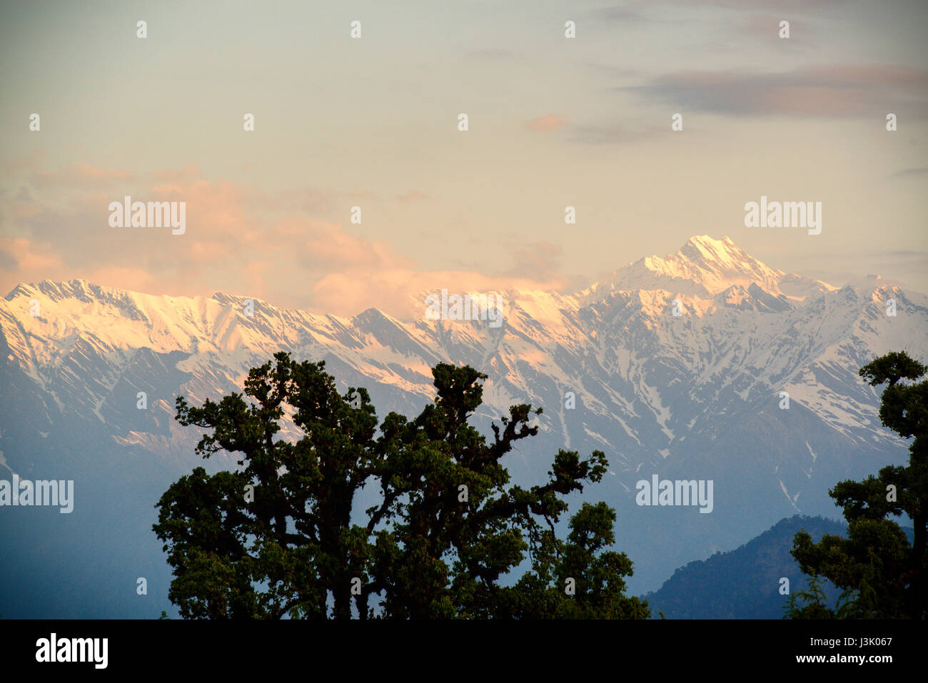 Chaukhamba-Gipfel bei Sonnenaufgang aus Deoria Tal See, Indien Stockfoto