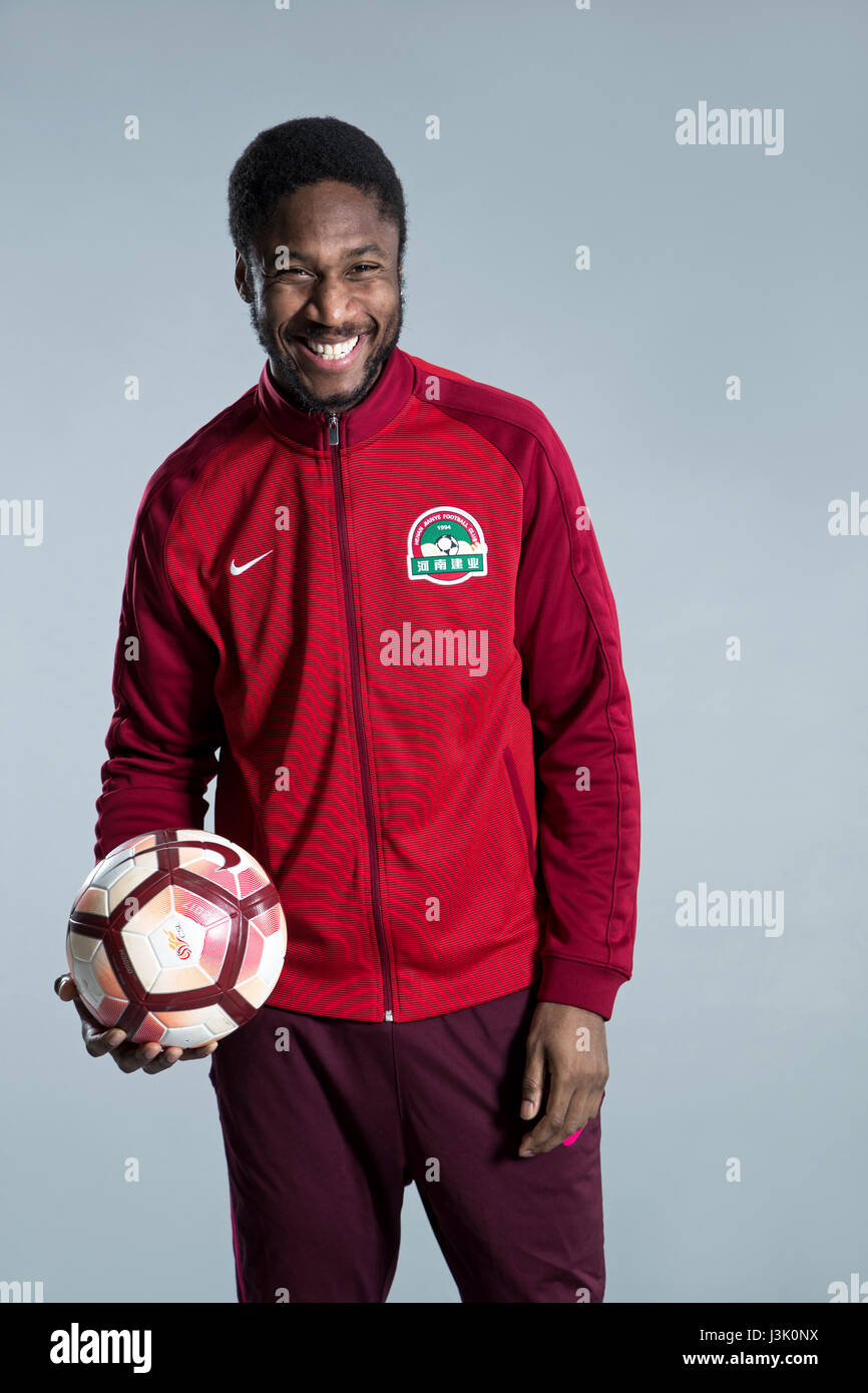 Porträt der guinea-bissauischen geboren dänischer Fußballspieler Edigeison Gomes von Henan Jianye F.C. für die 2017 Chinese Football Association Super League, in Zhengzhou City, Zentral-China Henan Provinz, 19. Februar 2017. Stockfoto