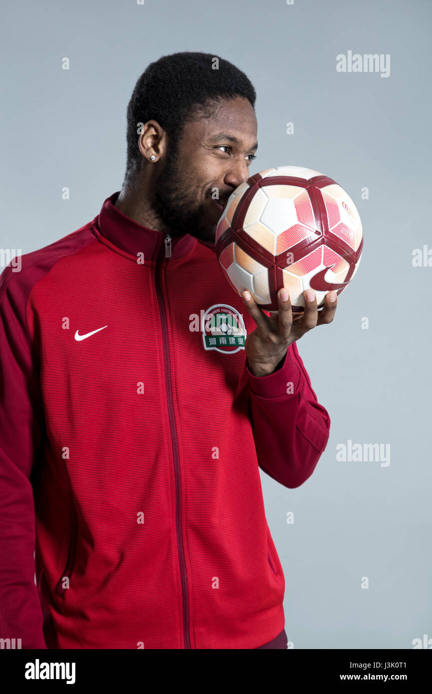 Porträt der guinea-bissauischen geboren dänischer Fußballspieler Edigeison Gomes von Henan Jianye F.C. für die 2017 Chinese Football Association Super League, in Zhengzhou City, Zentral-China Henan Provinz, 19. Februar 2017. Stockfoto