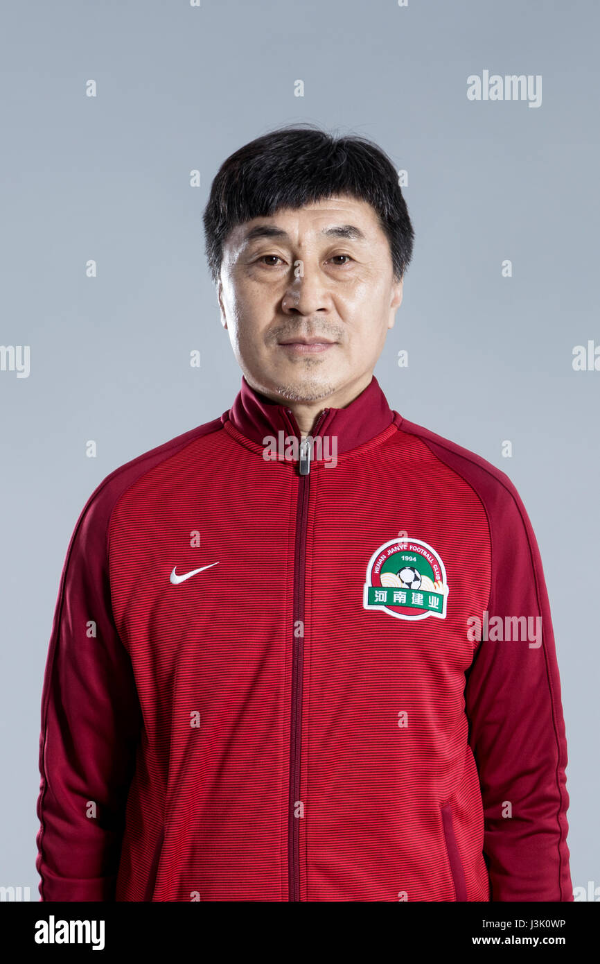 Porträt des Kopfes coach Jia Xiuquan von Henan Jianye F.C. für die 2017 Chinese Football Association Super League, in Zhengzhou City, Zentral-China Henan Provinz, 19. Februar 2017. Stockfoto