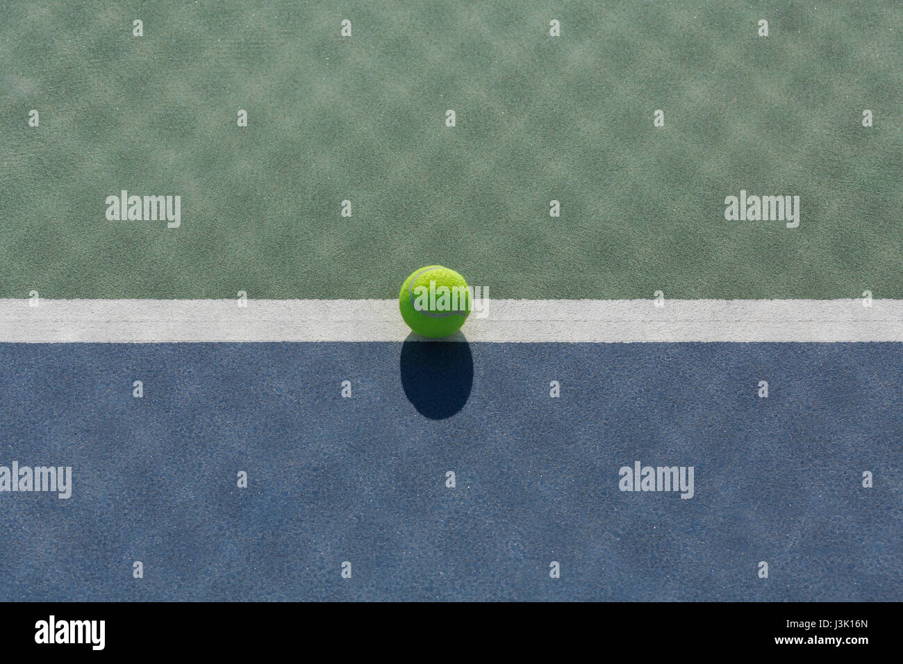 Tennisball auf blauen und grünen Hartplatz mit weißen Linie geteilt Stockfoto