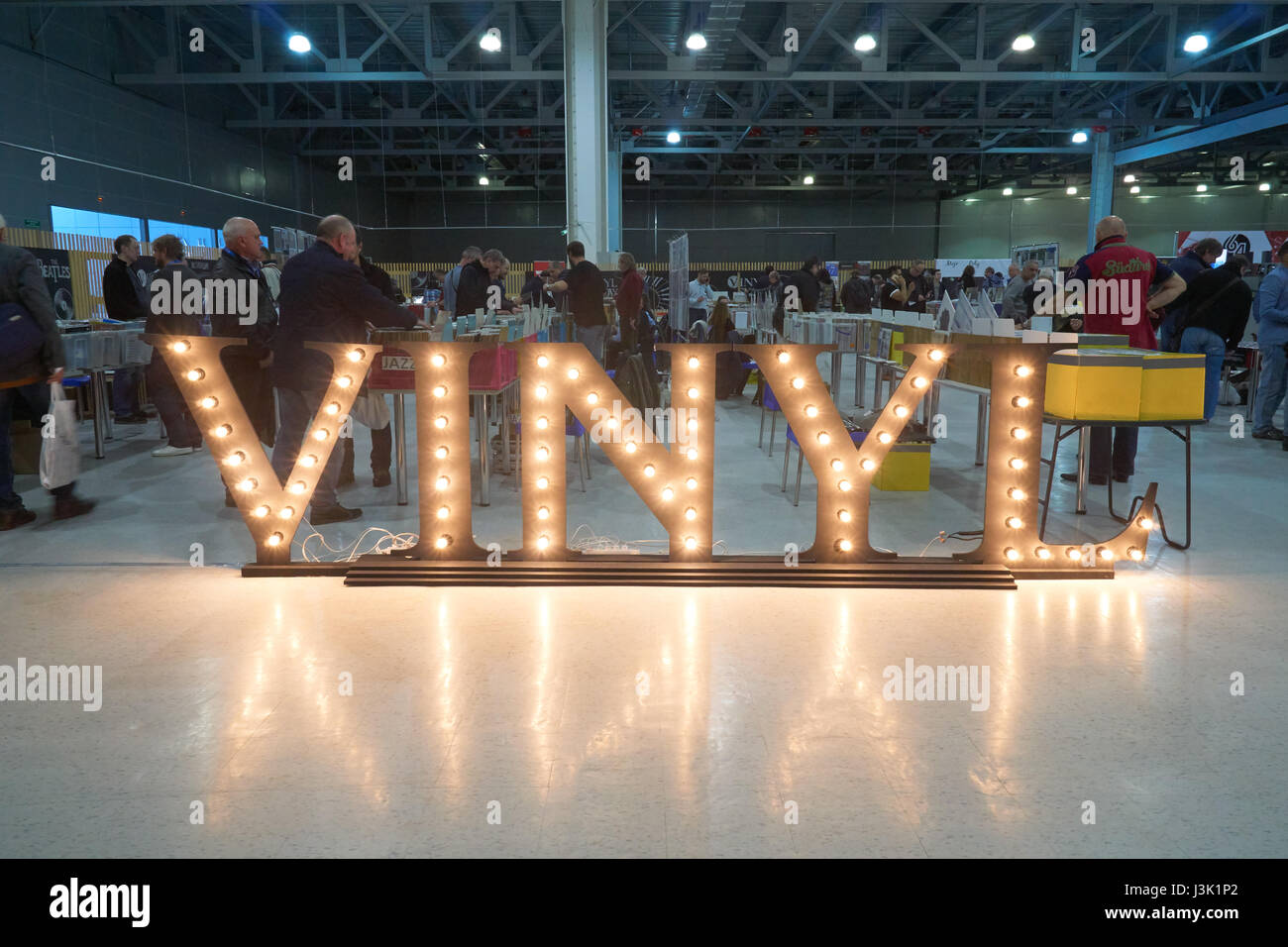 Moskau-HiFi und High End Messe, Moskau, Russland - 20. April 2017: Vinyl Vertrieb als Teil der Show Leute verkaufen und kaufen Musik Platten hier. Stockfoto
