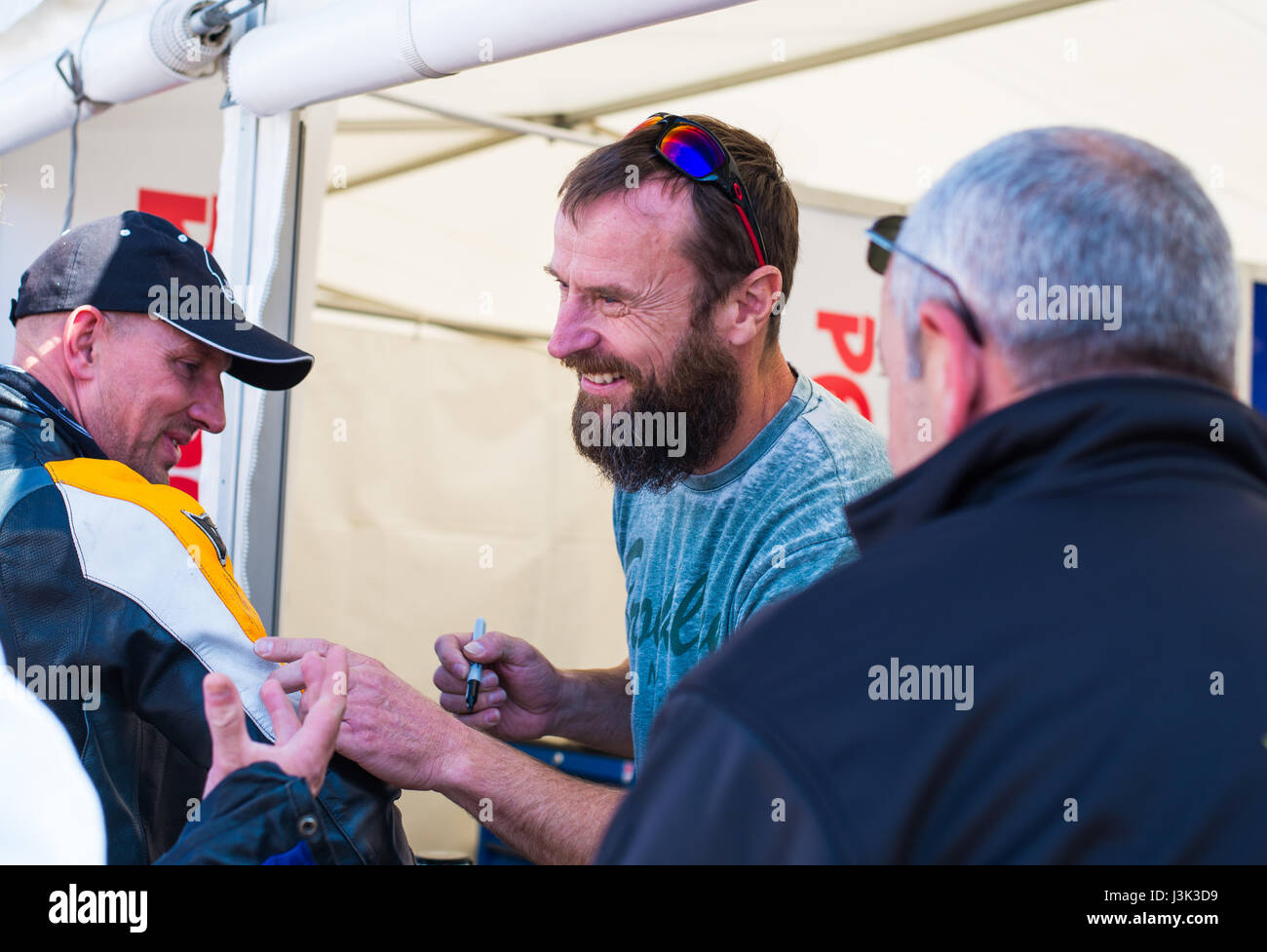 Bruce Anstey Unterzeichnung Autogramm für den Lüfter beim Manx Grand Prix Stockfoto