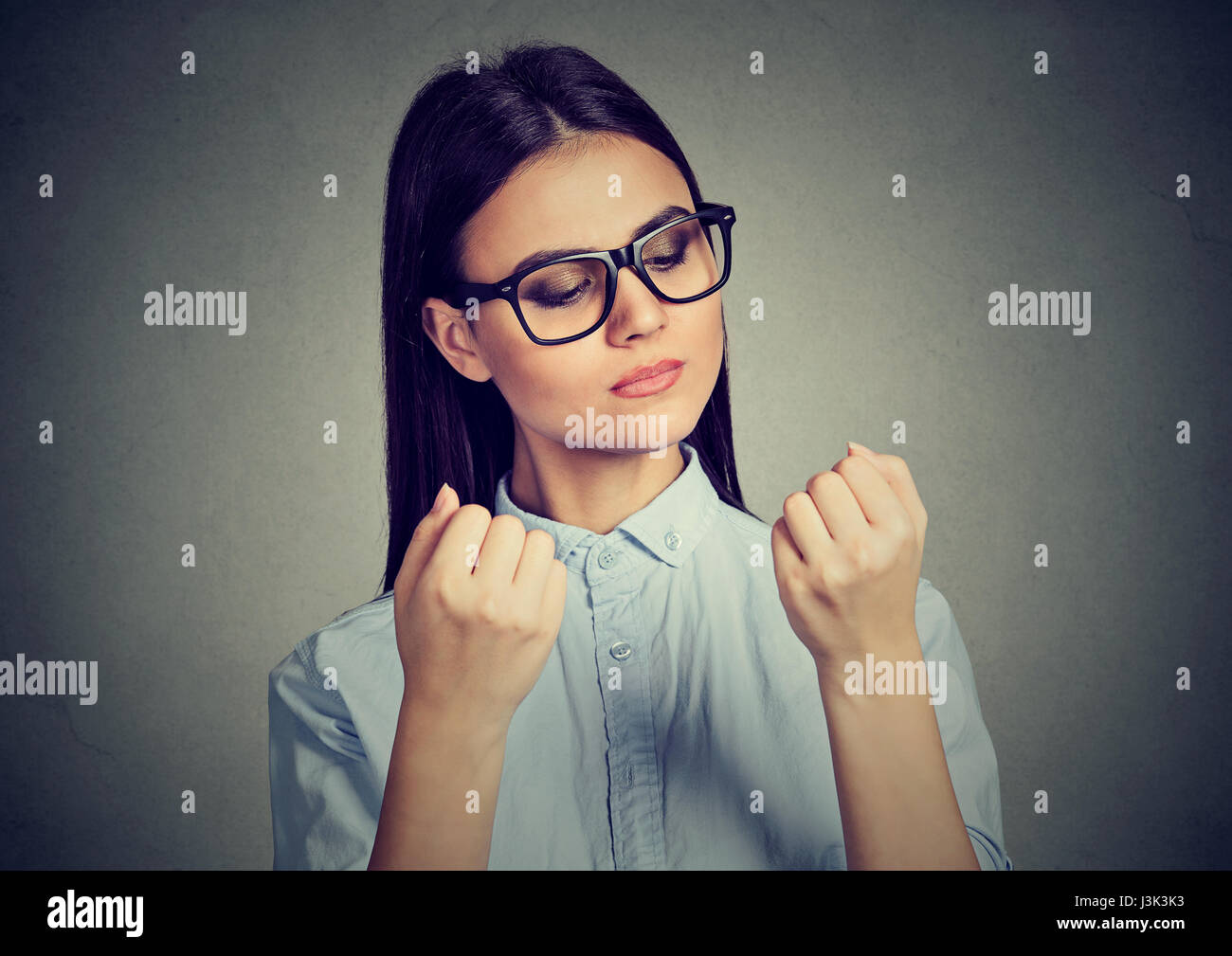 Perfektionistische Frau betrachten Finger Nägel besessen über Sauberkeit Stockfoto