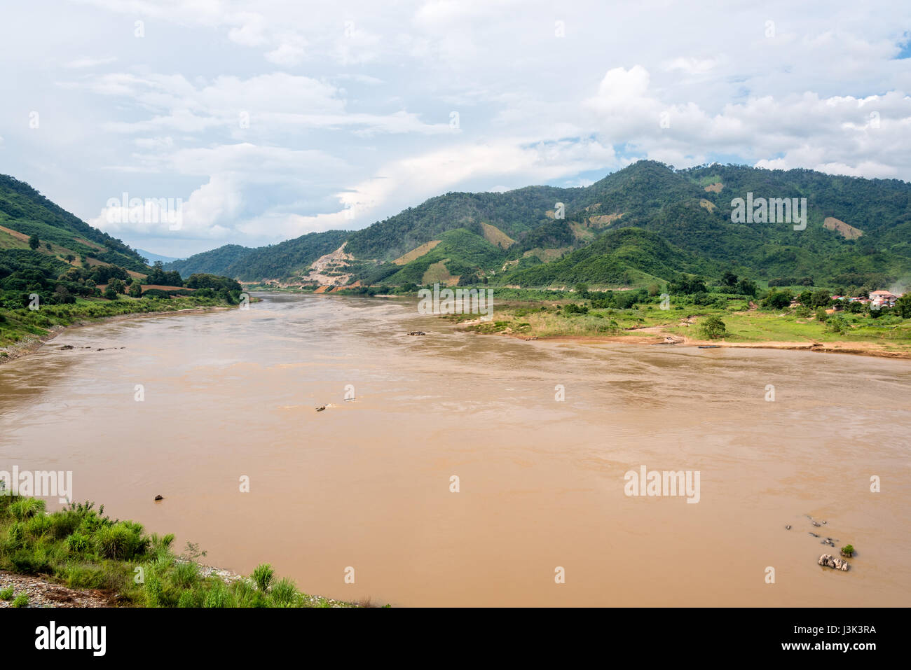 Naturlandschaft des Mekong ist eine schlammige Farbe fließt durch die Berge, ist, dass die Grenze zwischen Thailand und Laos Foto in Chiang Rai genommen wird Stockfoto