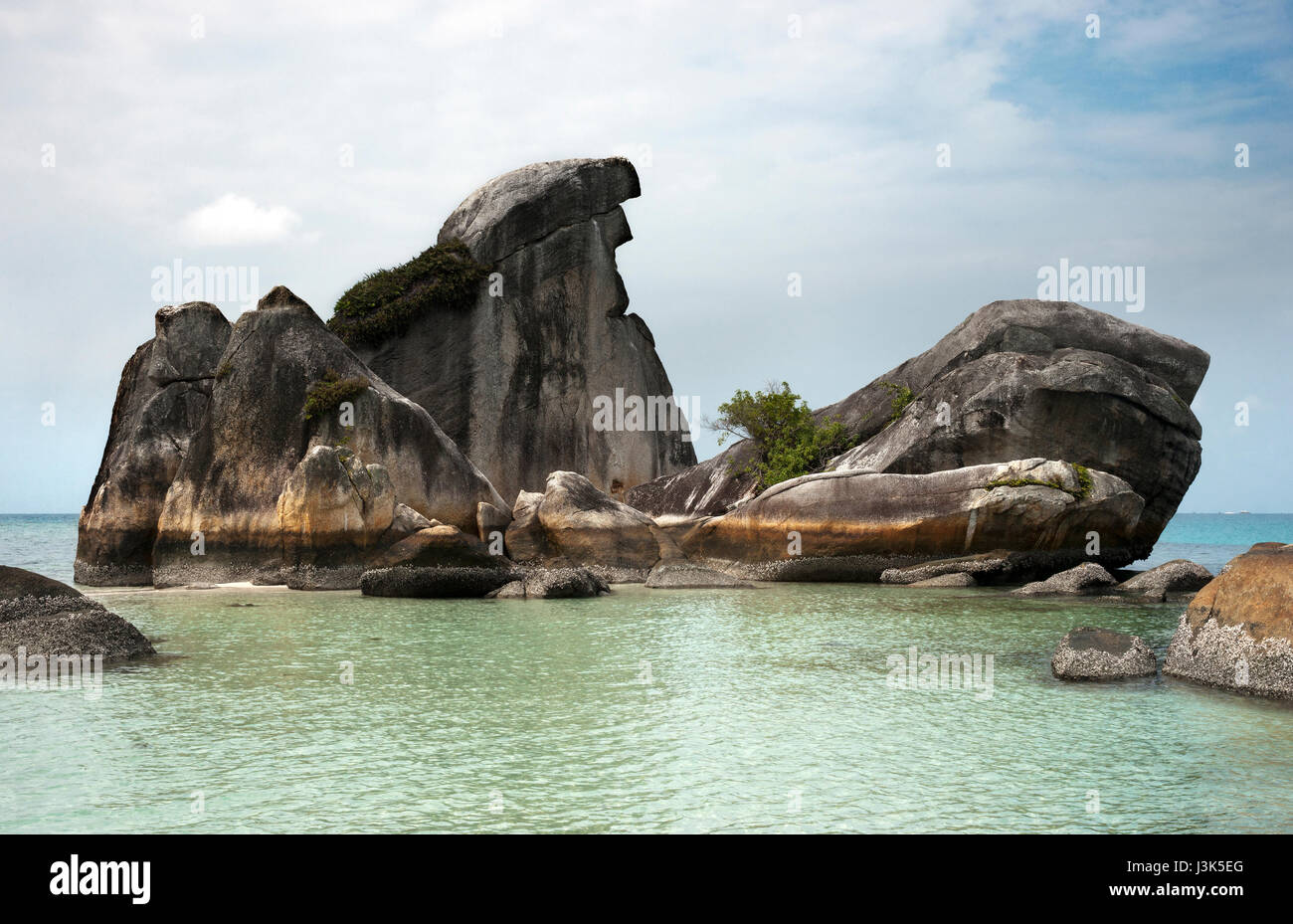 Natürliche Felsformation im Meer auf Belitung Island am Nachmittag, Indonesien. Stockfoto