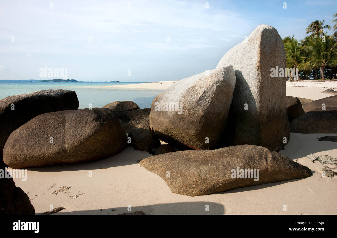 Natürliche Felsformation am weißen Sandstrand an der Küste der Insel Belitung am Morgen Indonesien. Stockfoto