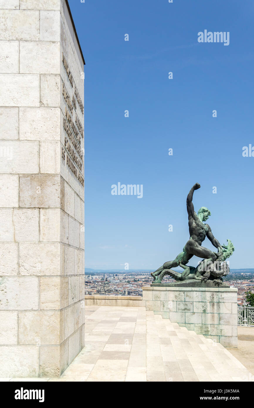Eines der zwei kleineren Statuen am Gellertberg, die am Fuße der Freiheitsstatue, in Budapest, Ungarn, diesein ein Mann tötet einen Drachen sitzen. Stockfoto