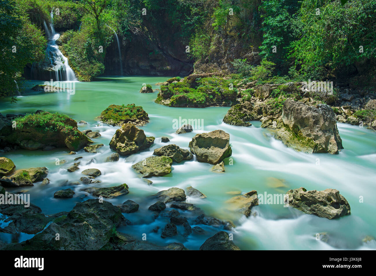 Langzeitbelichtung der Wasserfälle von Semuc Champey, versteckt im Dschungel Guatemalas Petén. Stockfoto