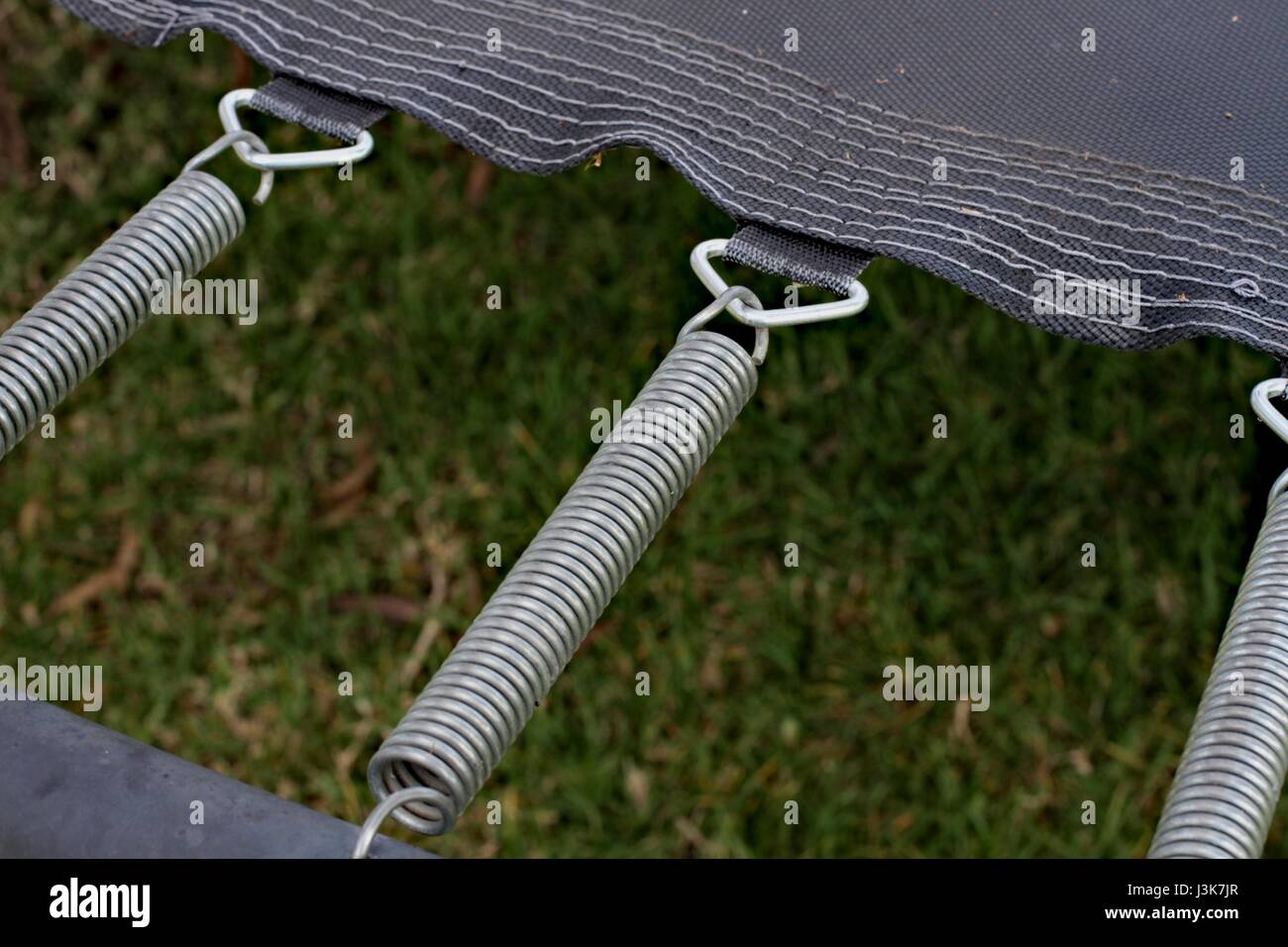 Quellen eine Trampolin-Matte mit dem Rahmen verbinden. Stockfoto