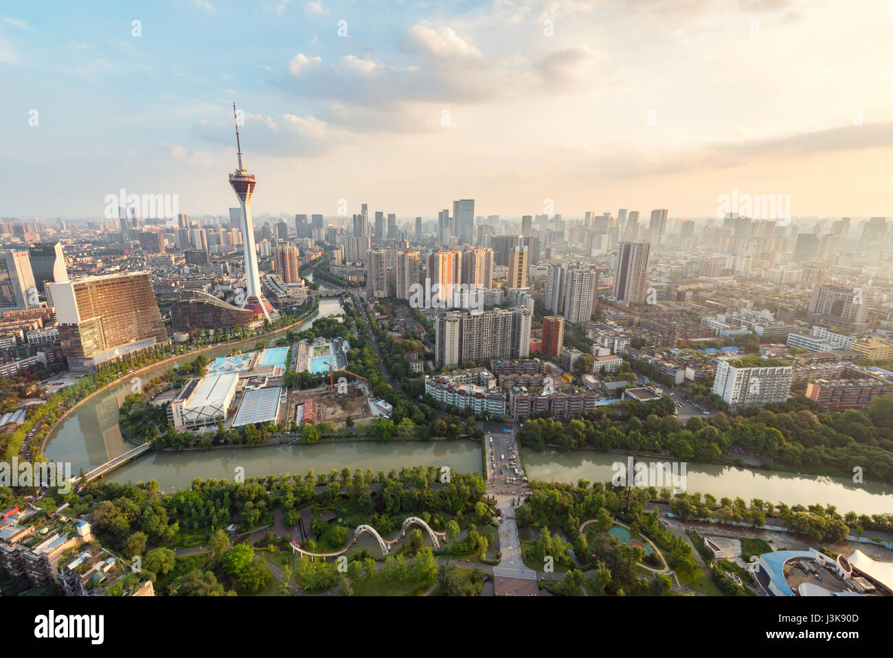 Chengdu, Provinz Sichuan, China - 12. Juni 2016: Sichuan Fernsehturm und Skyline bei Tageslicht Stockfoto